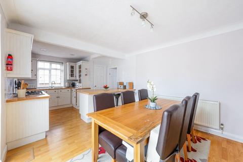 10 Roundwood View, Banstead, SM7 1EQ
