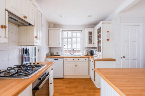 10 Roundwood View, Banstead, SM7 1EQ