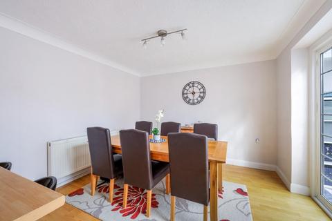 10 Roundwood View, Banstead, SM7 1EQ