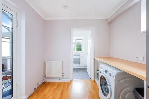 10 Roundwood View, Banstead, SM7 1EQ