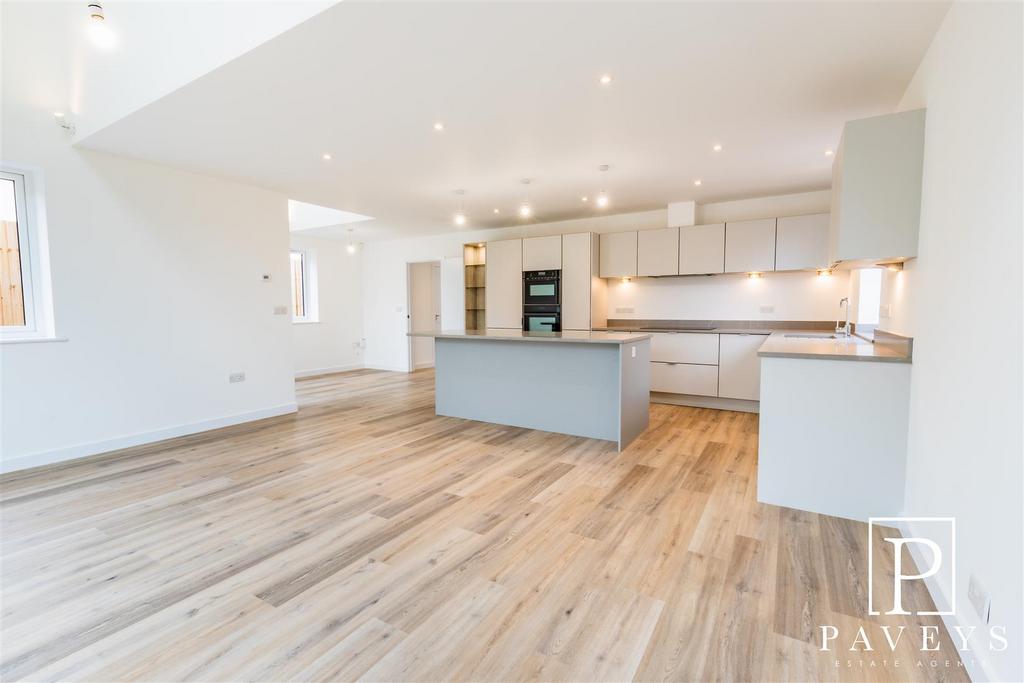 Upper Second Avenue, FrintonOnSea 3 bed detached house for sale £