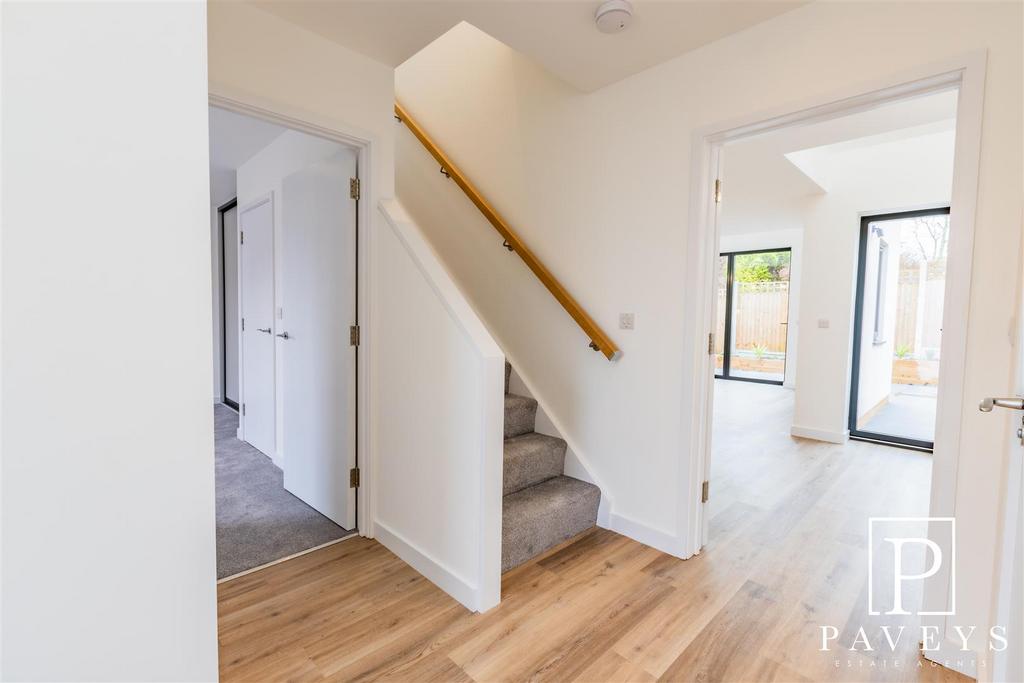 Upper Second Avenue, FrintonOnSea 3 bed detached house for sale £