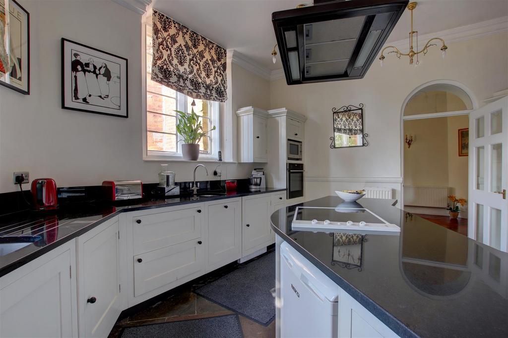 Westwood Park, Droitwich Spa WR9 3 bed apartment for sale £475,000