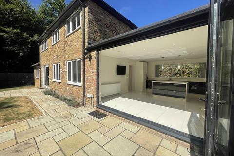 4 bedroom detached house to rent, Chatsworth Heights, Camberley GU15