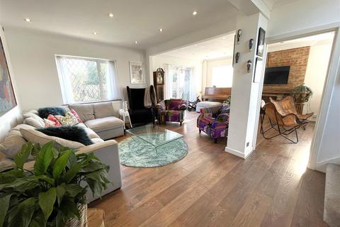 4 bedroom detached house to rent, Rideway Close, Surrey GU15