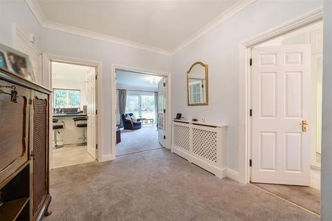 2 bedroom flat for sale, Heathbourne Road, Bushey WD23
