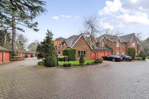 2 bedroom flat for sale, Heathbourne Road, Bushey WD23