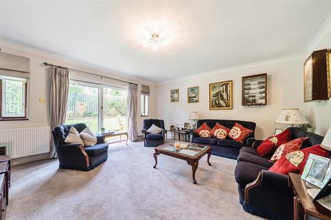 2 bedroom flat for sale, Heathbourne Road, Bushey WD23