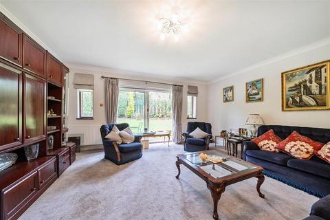 2 bedroom flat for sale, Heathbourne Road, Bushey WD23