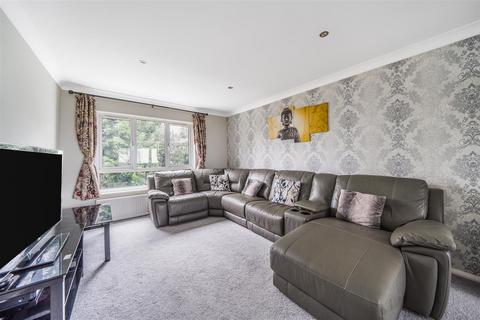 3 bedroom flat for sale - Howton Place, Bushey WD23