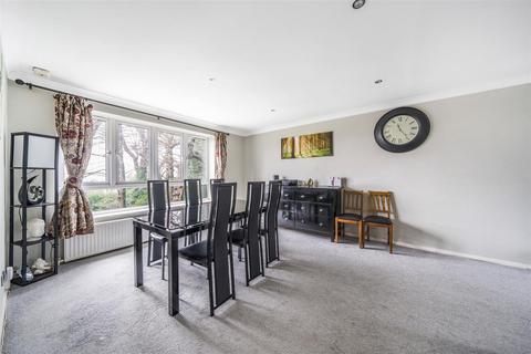 3 bedroom flat for sale - Howton Place, Bushey WD23