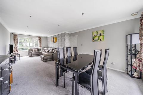 3 bedroom flat for sale, Howton Place, Bushey WD23