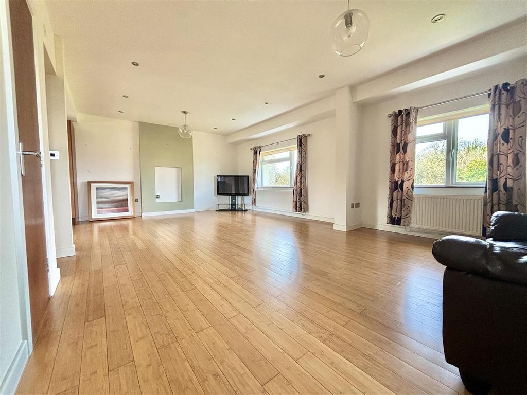 Malthall, Llanrhidian, Swansea 2 bed apartment for sale £130,000