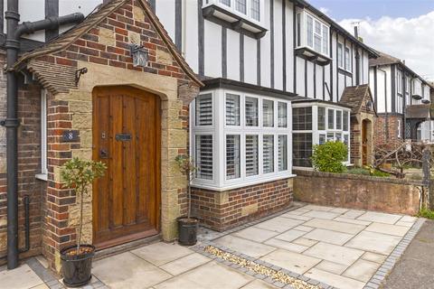 8 Ardale Close, Worthing, BN11 5HW
