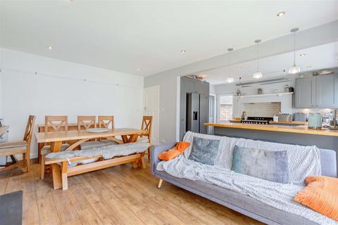 8 Ardale Close, Worthing, BN11 5HW