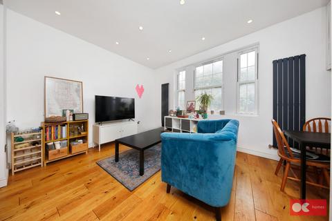 2 bedroom flat to rent - High Street, London E11