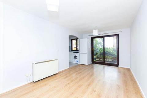 2 bedroom apartment to rent, E5