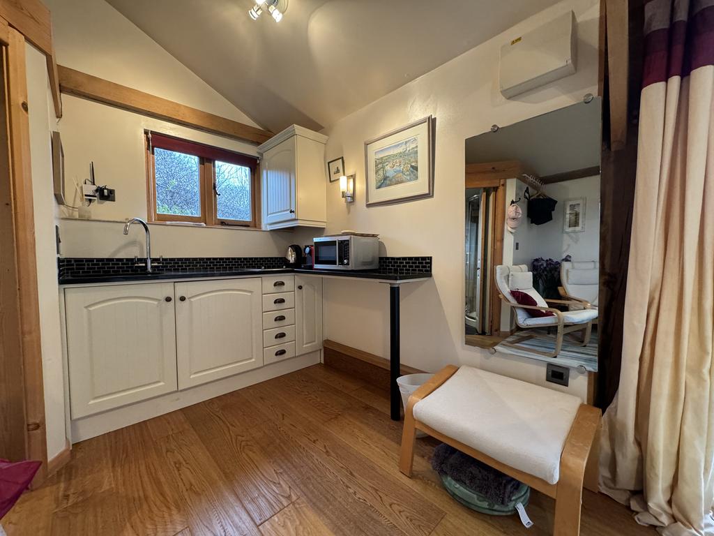 Side Kitchenette