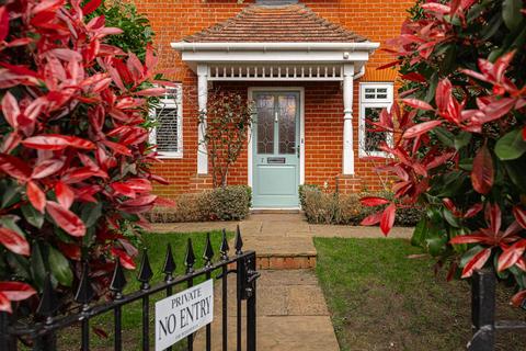 7 The Roseberys, Epsom, KT18 5JB