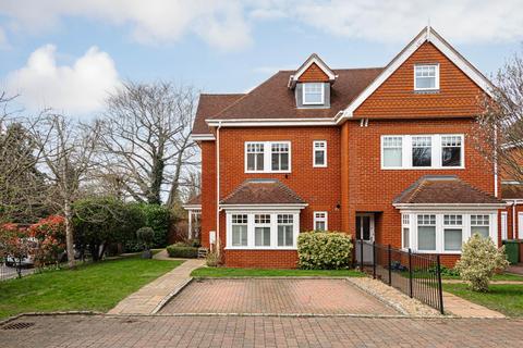 7 The Roseberys, Epsom, KT18 5JB