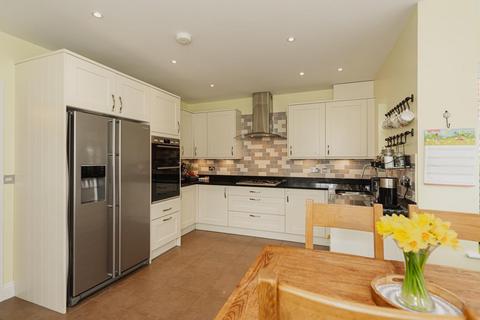7 The Roseberys, Epsom, KT18 5JB