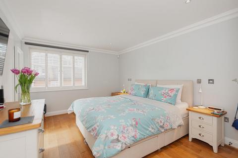 7 The Roseberys, Epsom, KT18 5JB