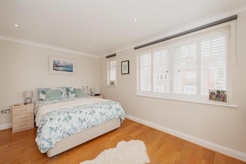 7 The Roseberys, Epsom, KT18 5JB