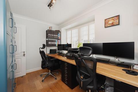 7 The Roseberys, Epsom, KT18 5JB