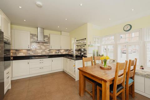 7 The Roseberys, Epsom, KT18 5JB