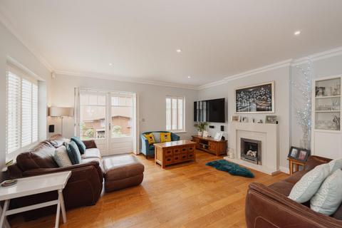 7 The Roseberys, Epsom, KT18 5JB