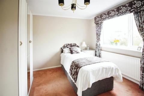 2 bedroom detached bungalow for sale, Farnham Croft, Leeds LS14