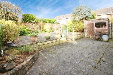 2 bedroom detached bungalow for sale, Farnham Croft, Leeds LS14