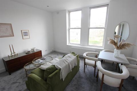 2 bedroom flat for sale - Warminster Road, London