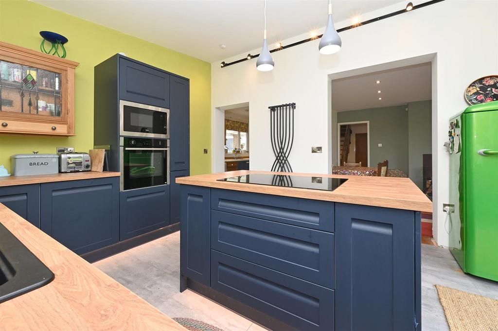 Breakfast Kitchen - island.jpg