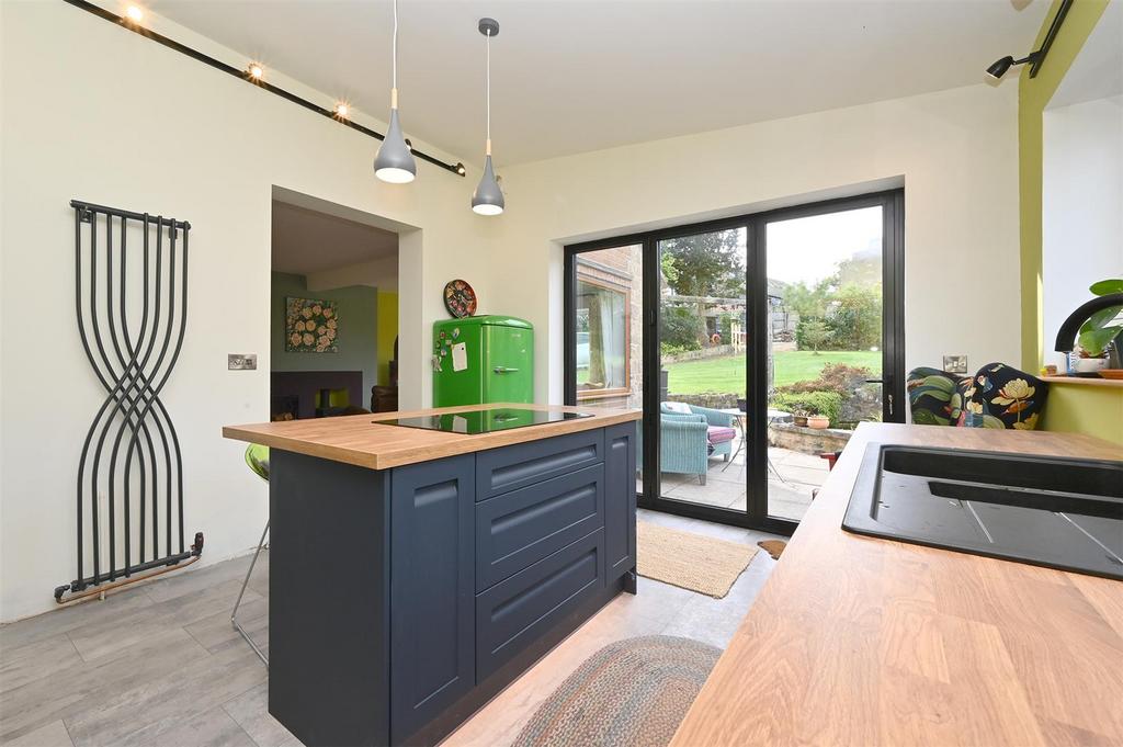Breakfast Kitchen towards Lounge-Diner.jpg