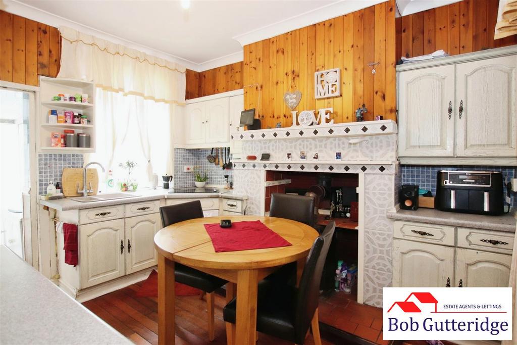 Fitted kitchen / dining room