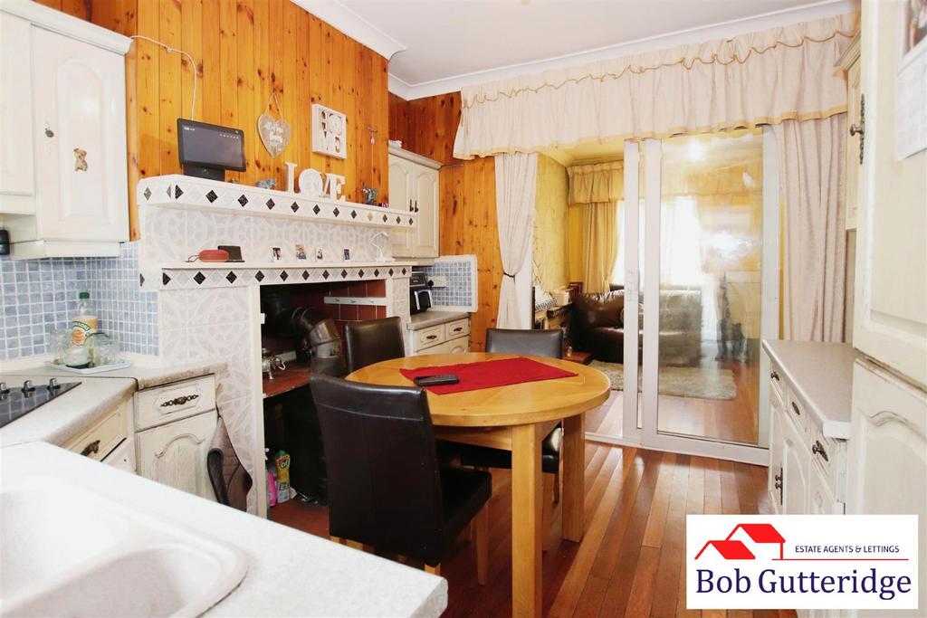 Fitted kitchen / dining room