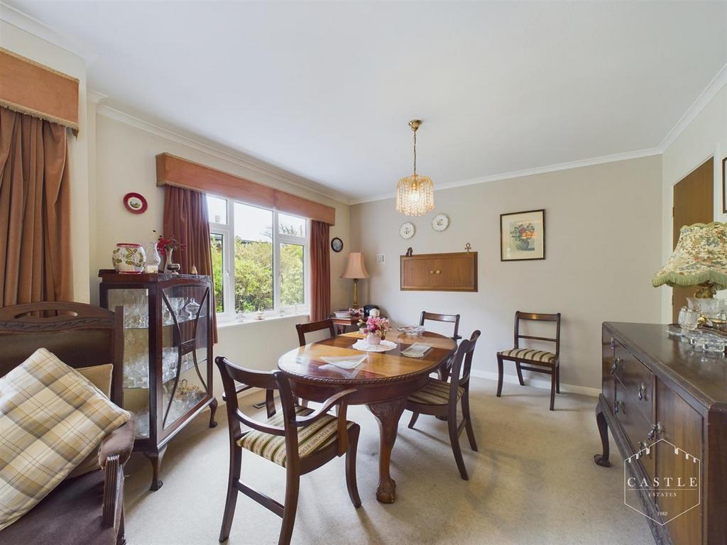 L shaped lounge/dining room