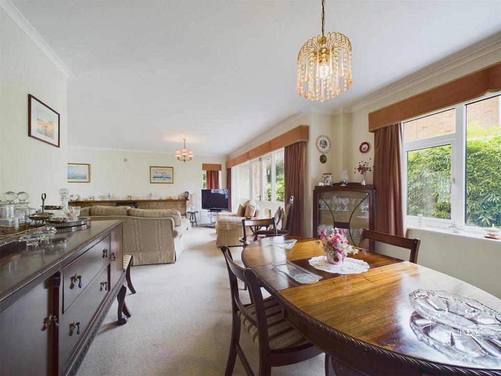L shaped lounge/dining room