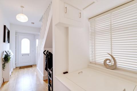 3 bedroom semi-detached house for sale - Arterial Avenue, Rainham RM13