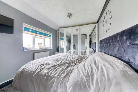 2 bedroom end of terrace house for sale - Arnhem Drive, New Addington, Croydon, CR0
