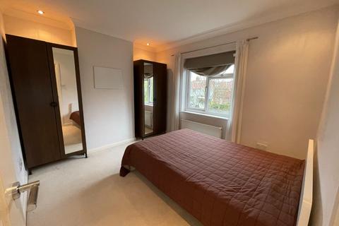 3 bedroom house to rent, Saxon Drive, London