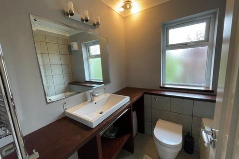 3 bedroom house to rent, Saxon Drive, London