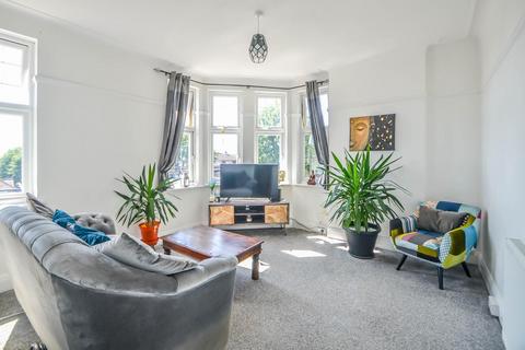 2 bedroom apartment for sale - Woodgrange Drive, Southend-On-Sea SS1