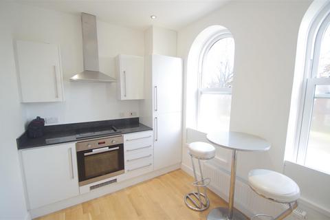 2 bedroom apartment to rent, High Road, London E18
