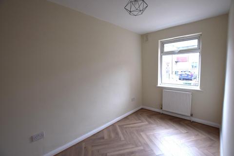 21 Grantham Gardens, Romford, RM6 6HH
