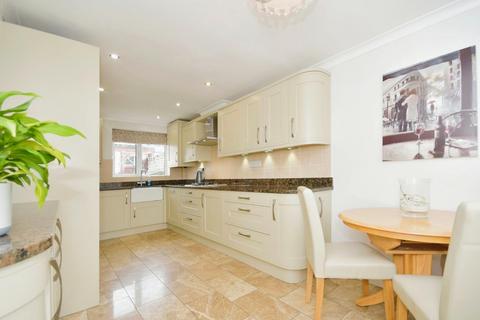 3 bedroom end of terrace house for sale, Chasecliff Close, Loundsley Green, Chesterfield, S40 4HR
