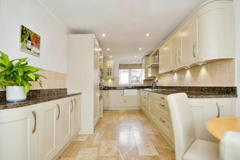 3 bedroom end of terrace house for sale, Chasecliff Close, Loundsley Green, Chesterfield, S40 4HR