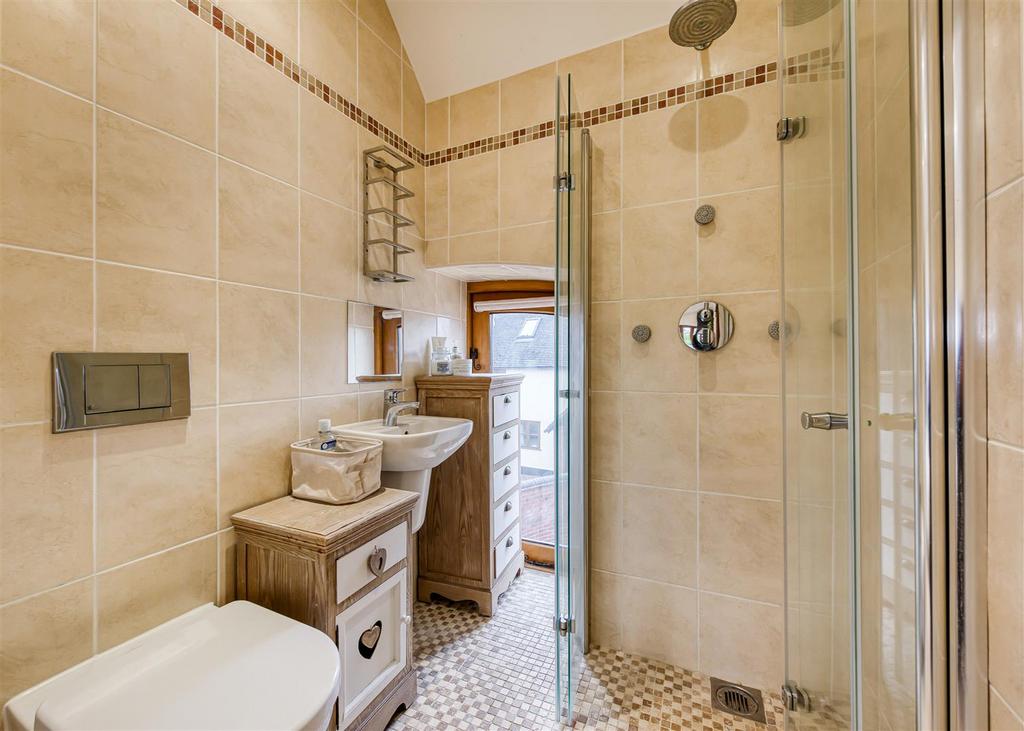 The Corn Barn-bed2 ensuite.jpg