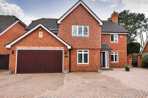 5 bedroom detached house to rent, 17 Saxonfields, Tettenhall